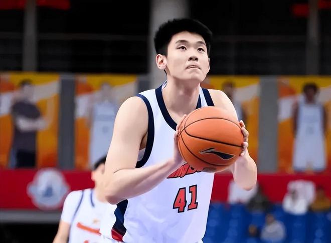 社会心理学家发现:“凡是被误解时从不辩解,被冤枉后也沉默以对人,不是嘴笨认怂,也不是心虚理亏,而是参透两个自证清白后的隐性反噬”