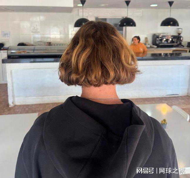 卧擦!冠军中锋联手东契奇+里夫斯,湖人这内线要飞了......