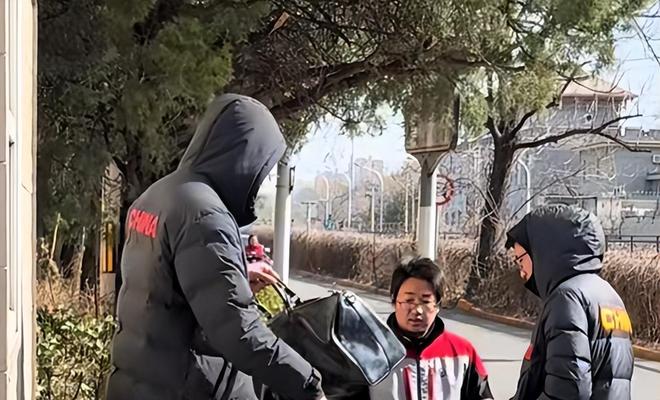 董路霸气回应被列“草台三杰”:谁赢谁就是专业